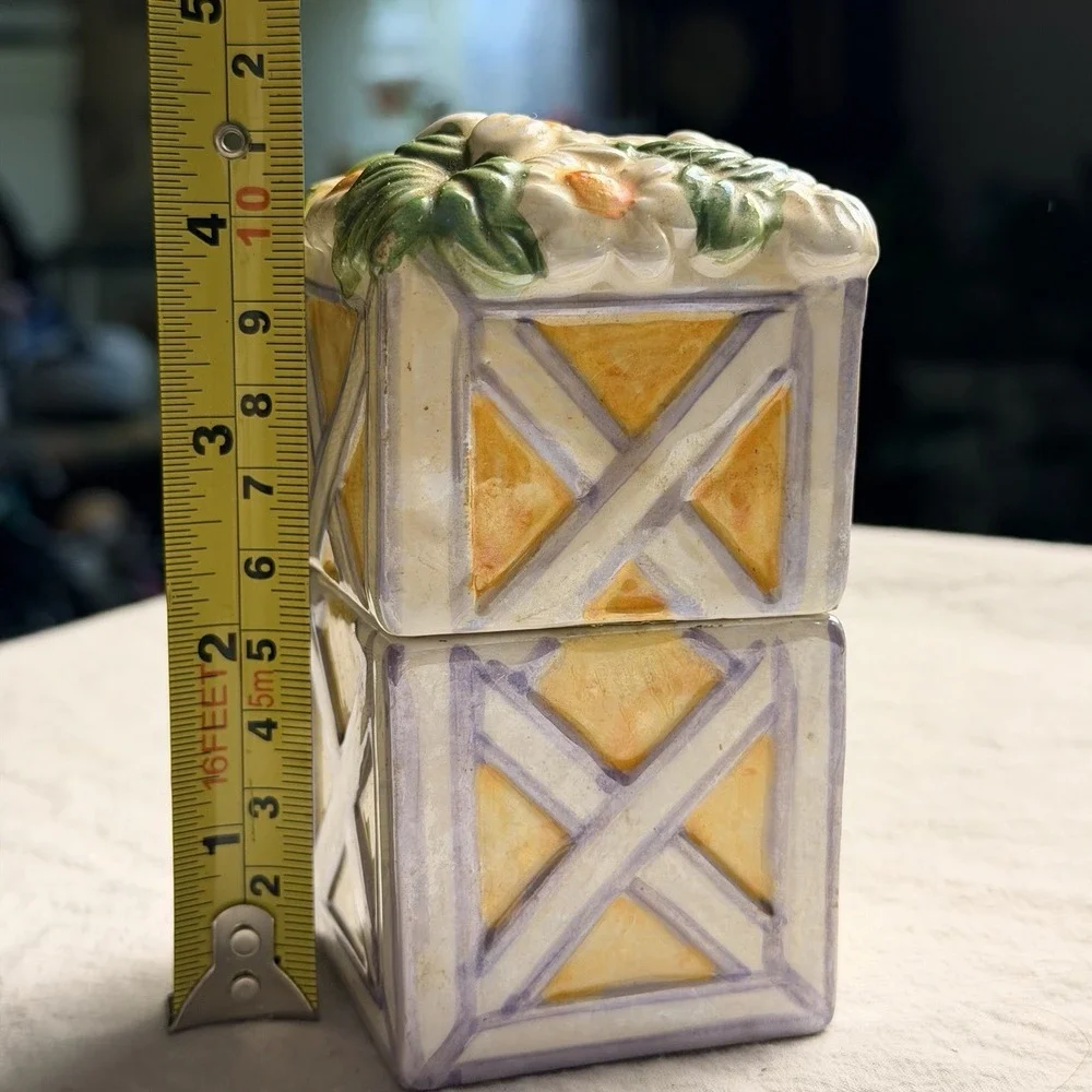 Stackable Flower Bouquet Box Salt & Pepper Shakers